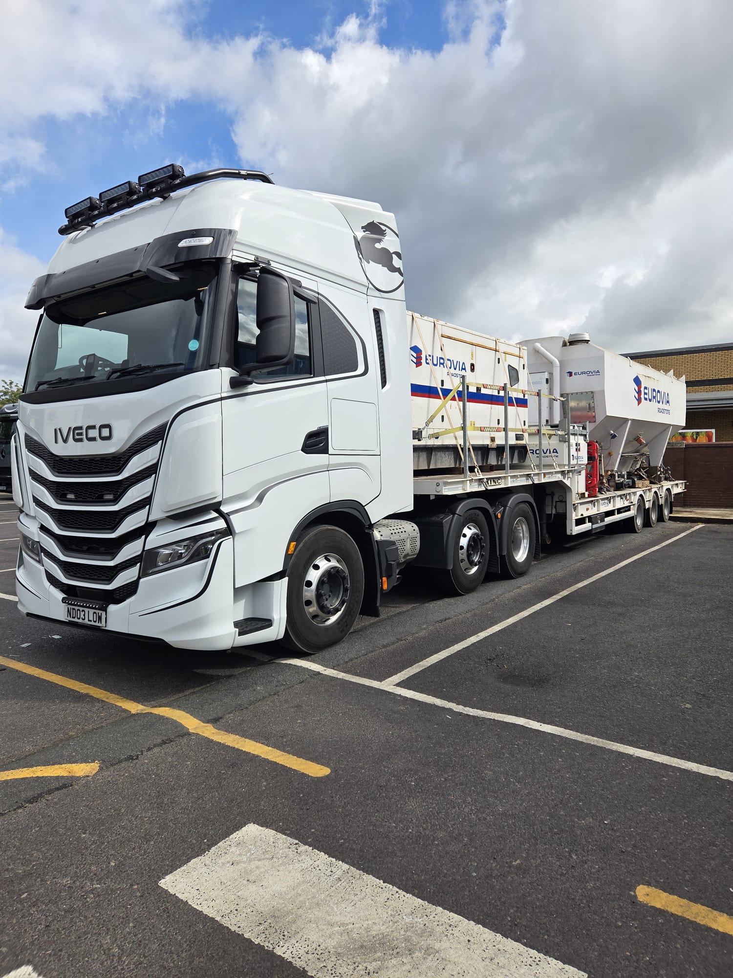 Tractor unit with a loaded flatbed trailer